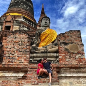 Étape 2 : Ayutthaya, ancienne capitale du royaume éponyme (aussi appelé Siam) et fondée vers 1350. On y dénombrait, vers 1700, près d'un million d'habitants. La ville fut détruite en 1767 par l'armée birmane et perdit alors son rôle au profit de la nouvelle capitale, Bangkok. .Avec moi qui explique à @mai_lv que les temples sont beaux et que les pierres ne datent pas d'hier, d'un air très concerné. 🥸.#thailand #ayutthaya #thai #temple